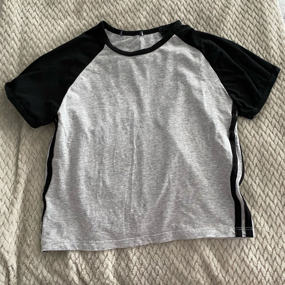 Never worn black/gray cropped t-shirt!